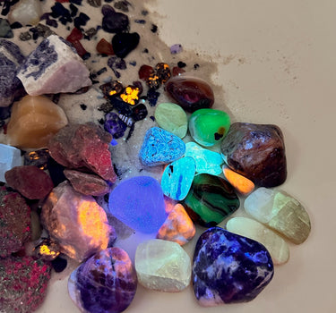 CREATURE UV REACTIVE NATURAL CRYSTAL AND GEMSTONE MIX MINING BUCKET